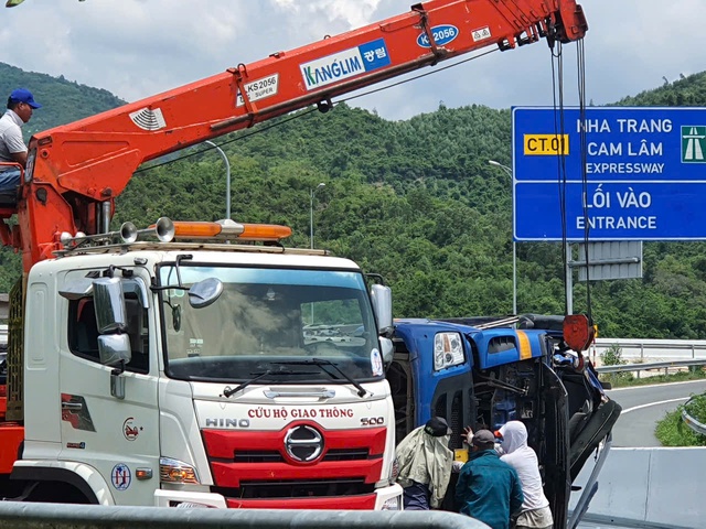 Khánh Hòa: Xe tải chở thanh thép lật trên đường dẫn cao tốc, 2 người tử vong Khánh Hòa: Xe tải chở thanh thép lật trên đường dẫn cao tốc, 2 người tử vong