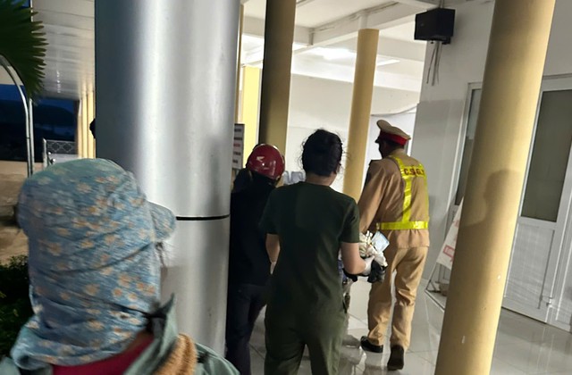 CSGT Lâm Đồng kịp thời hỗ trợ sản phụ sinh con trên xe đặc chủng- Ảnh 4. CSGT Lâm Đồng kịp thời hỗ trợ sản phụ sinh con trên xe đặc chủng- Ảnh 4.