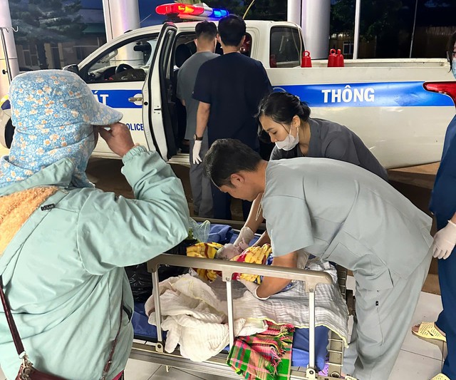CSGT Lâm Đồng kịp thời hỗ trợ sản phụ sinh con trên xe đặc chủng CSGT Lâm Đồng kịp thời hỗ trợ sản phụ sinh con trên xe đặc chủng