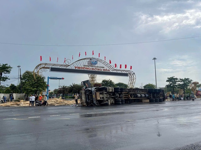 Lật xe chở gỗ keo khiến 1 người tử vong, 2 người bị thương Lật xe chở gỗ keo khiến 1 người tử vong, 2 người bị thương