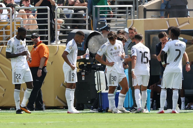 Real Madrid hỗn loạn vì thua đậm PSG, Chủ tịch Perez họp riêng với từng cầu thủ: Cải tổ! - Ảnh 2. Real Madrid hỗn loạn vì thua đậm PSG, Chủ tịch Perez họp riêng với từng cầu thủ: Cải tổ! - Ảnh 2.