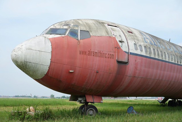 Cận cảnh máy bay Boeing 727 'bỏ hoang' 18 năm tại sân bay Nội Bài- Ảnh 3. Cận cảnh máy bay Boeing 727 'bỏ hoang' 18 năm tại sân bay Nội Bài- Ảnh 3.