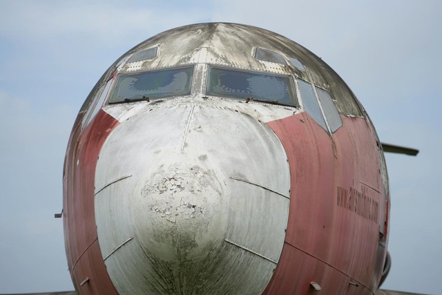 Cận cảnh máy bay Boeing 727 'bỏ hoang' 18 năm tại sân bay Nội Bài- Ảnh 2. Cận cảnh máy bay Boeing 727 'bỏ hoang' 18 năm tại sân bay Nội Bài- Ảnh 2.