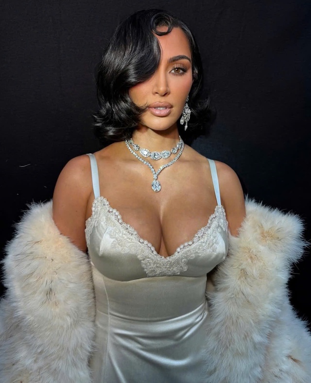 Kim Kardashian khiến khán giả cười nghiêng ngả khi làm người mẫu cho Balenciaga - Ảnh 3.