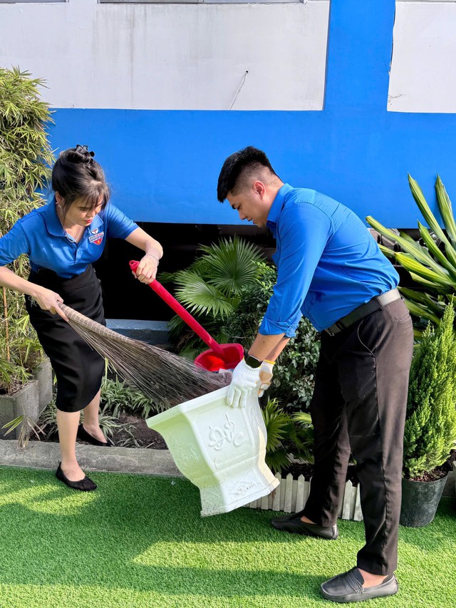 ‘Giờ không điện’ vào những đêm trăng gia đình quây quần bên nhau ‘Giờ không điện’ vào những đêm trăng gia đình quây quần bên nhau