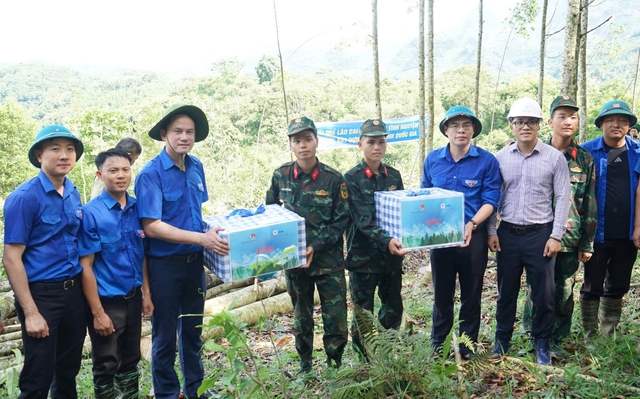 Đồng loạt ra quân tình nguyện hỗ trợ thi công đường dây 500 kV Lào Cai - Vĩnh Yên- Ảnh 7. Đồng loạt ra quân tình nguyện hỗ trợ thi công đường dây 500 kV Lào Cai - Vĩnh Yên- Ảnh 7.