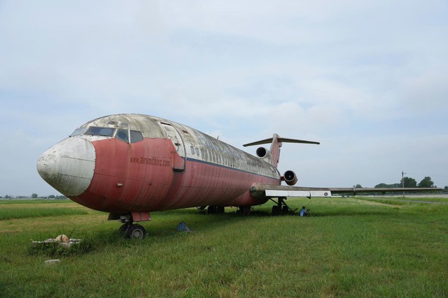 Cận cảnh máy bay Boeing 727 ‘bỏ hoang’ 18 năm tại sân bay Nội Bài Cận cảnh máy bay Boeing 727 ‘bỏ hoang’ 18 năm tại sân bay Nội Bài