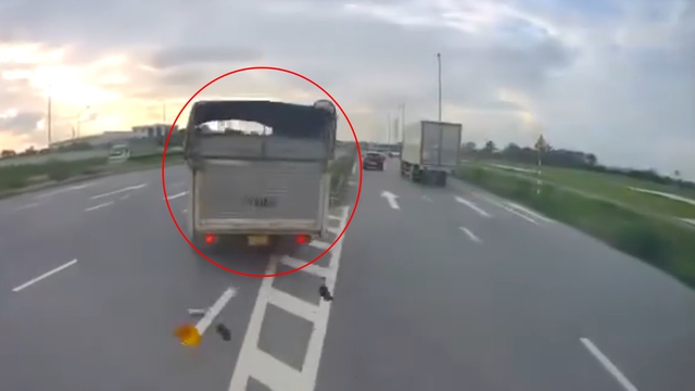 Xe tải đè vạch xương cá, tạt đầu quẹt văng gương ô tô khác rồi bỏ chạy Xe tải đè vạch xương cá, tạt đầu quẹt văng gương ô tô khác rồi bỏ chạy