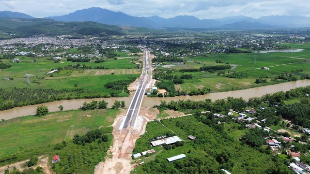 Cầu xây xong, đường chưa nối: Người dân sốt ruột chờ thông tuyến Cầu xây xong, đường chưa nối: Người dân sốt ruột chờ thông tuyến