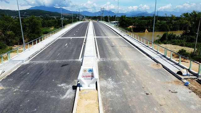 Cầu Quảng Đà thông xe vẫn chờ đường dẫn hoàn thiện , người dân lo lắng - Ảnh 1. Cầu Quảng Đà thông xe vẫn chờ đường dẫn hoàn thiện , người dân lo lắng - Ảnh 1.