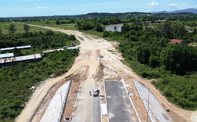 Từ đơn thư bạn đọc: Cầu trăm tỉ thông xe xong nằm chờ đường dẫn - Ảnh 1.