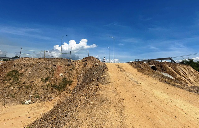 Từ đơn thư bạn đọc: Cầu trăm tỉ thông xe xong nằm chờ đường dẫn - Ảnh 2.