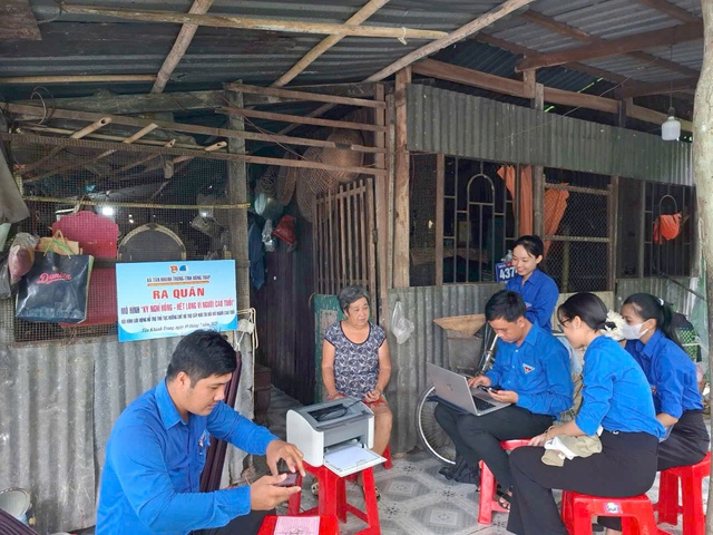 Đội hình lưu động đến tận nhà dân hỗ trợ thủ tục hành chính Đội hình lưu động đến tận nhà dân hỗ trợ thủ tục hành chính