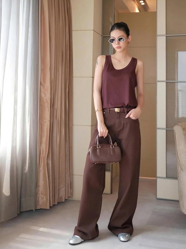 Áo ba lỗ, áo dây 'lên ngôi' với cách phối đồ layer cảm hứng thời thượng - Ảnh 4.
