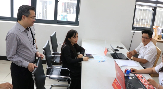 Ông Nguyễn Thanh Nghị thăm hỏi người dân ở phường- Ảnh 3.