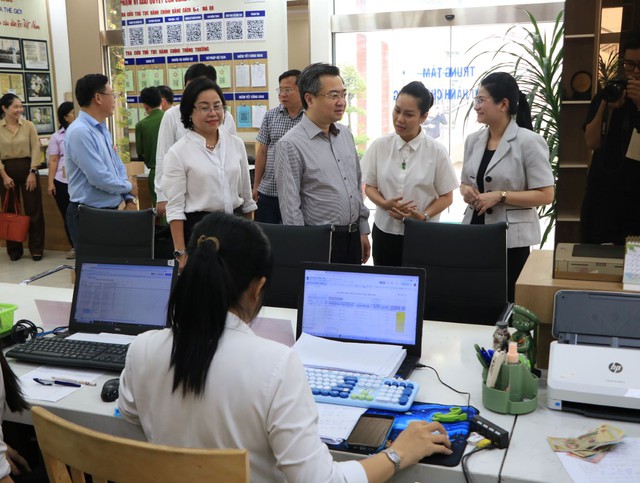 Ông Nguyễn Thanh Nghị thăm hỏi người dân ở phường- Ảnh 1.