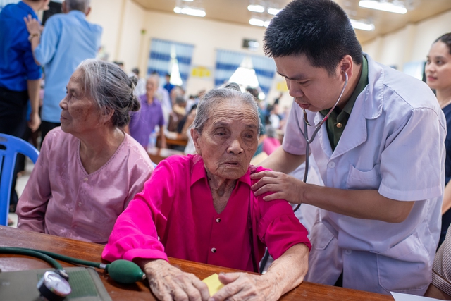 Pharmacity chăm s&oacute;c sức khỏe người c&oacute; c&ocirc;ng với đất nước tại Quảng Trị - Ảnh 1.