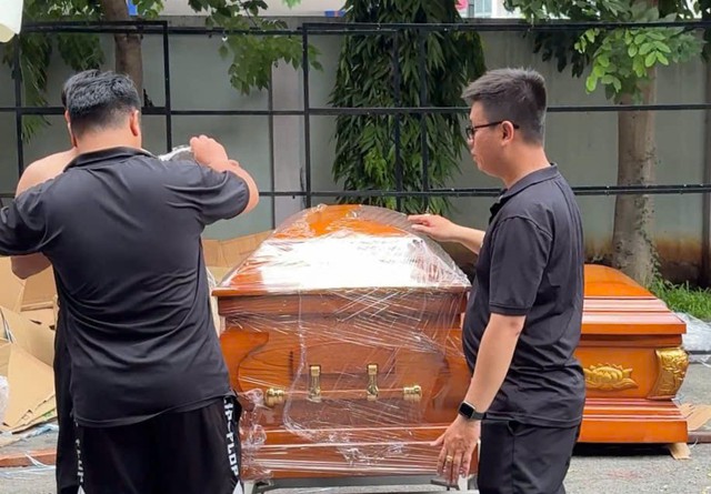 Nghề mai táng ở TP.HCM: 'Nghề này hay lắm con'- Ảnh 2.