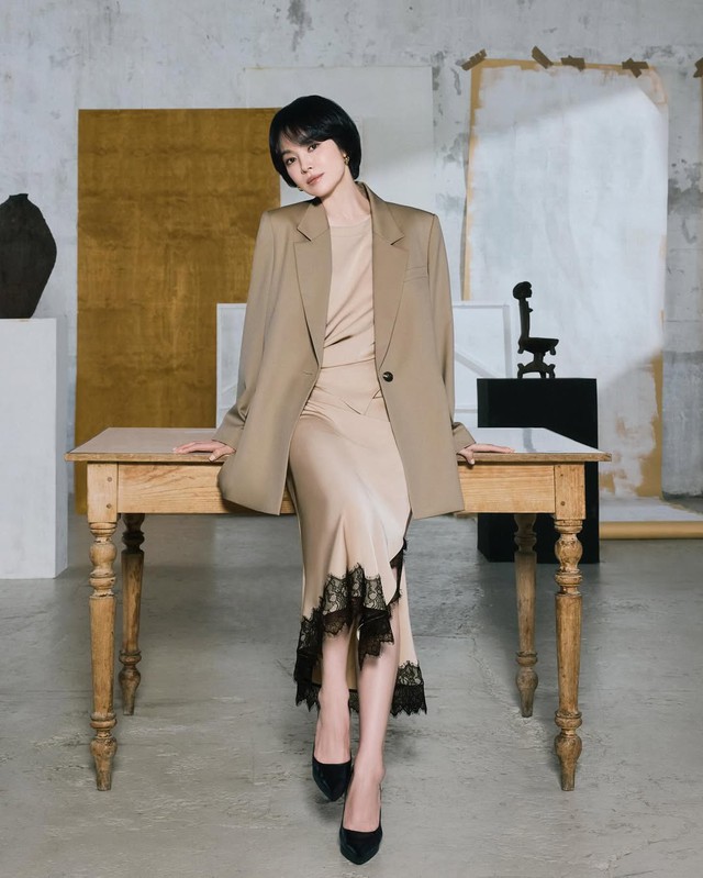 Lên đồ công sở sành điệu như Song Hye Kyo- Ảnh 9. Lên đồ công sở sành điệu như Song Hye Kyo- Ảnh 9.
