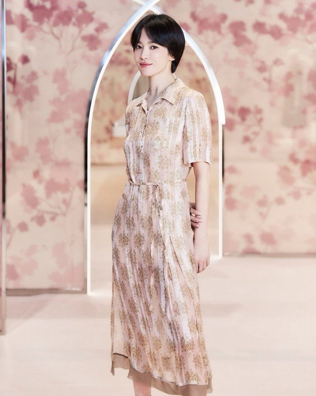 Lên đồ công sở sành điệu như Song Hye Kyo- Ảnh 4. Lên đồ công sở sành điệu như Song Hye Kyo- Ảnh 4.