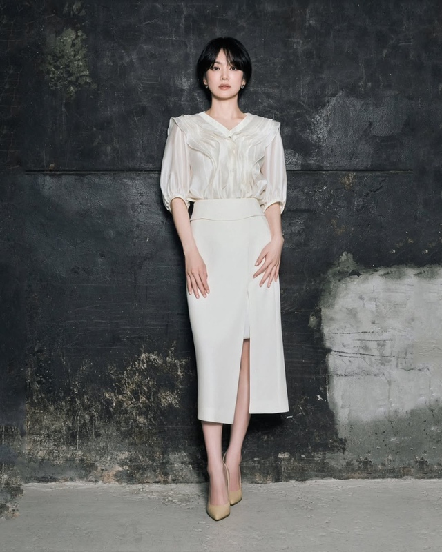 Lên đồ công sở sành điệu như Song Hye Kyo- Ảnh 2. Lên đồ công sở sành điệu như Song Hye Kyo- Ảnh 2.