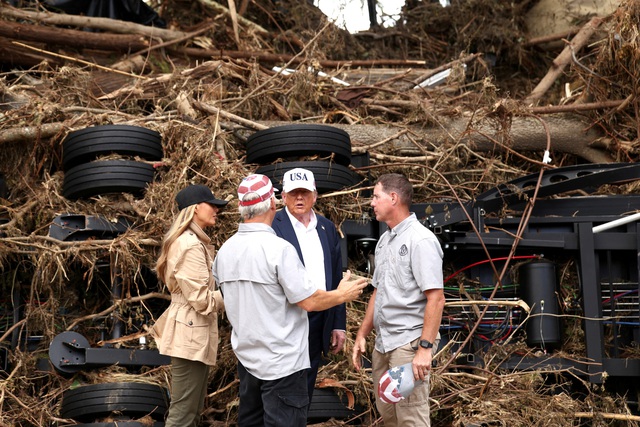 Ông Trump thăm Texas và bảo vệ công tác ứng phó thảm họa lũ quét - Ảnh 1. Ông Trump thăm Texas và bảo vệ công tác ứng phó thảm họa lũ quét - Ảnh 1.