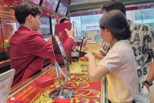 Mua bán vàng có giá trị từ 20 triệu trong ngày bắt buộc phải chuyển khoản Mua bán vàng có giá trị từ 20 triệu trong ngày bắt buộc phải chuyển khoản