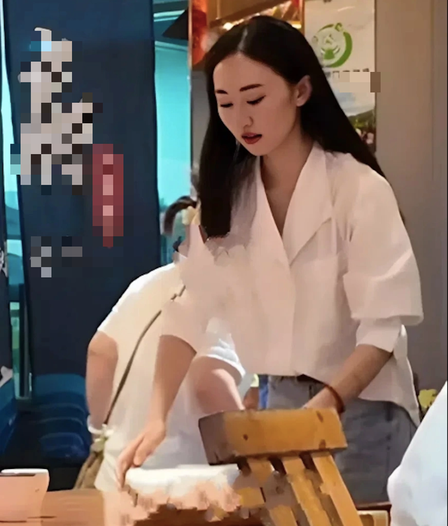 Nữ diễn viên Trung Quốc làm phục vụ kiếm sống Nữ diễn viên Trung Quốc làm phục vụ kiếm sống