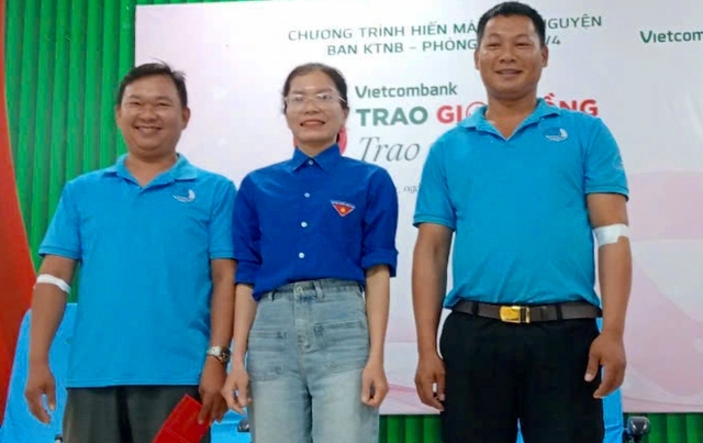 2 cán bộ Đoàn vượt 50 km hiến máu cứu người- Ảnh 2. 2 cán bộ Đoàn vượt 50 km hiến máu cứu người- Ảnh 2.