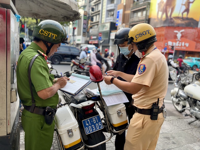 Công an xã, phường có được xử lý vi phạm giao thông đường bộ như CSGT? - Ảnh 1.
