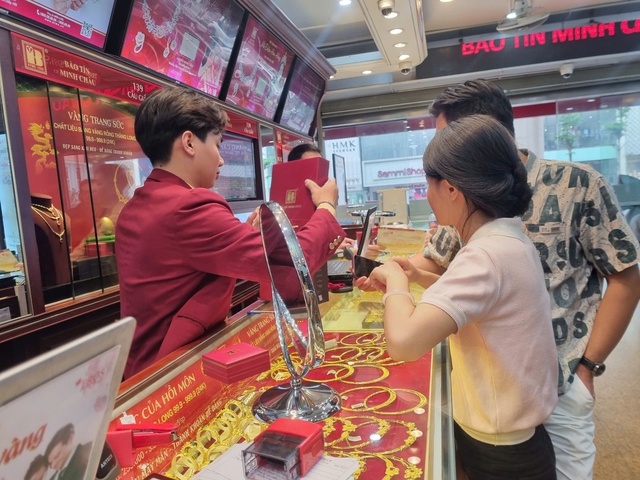 'Đánh thuế vàng cao, coi chừng dân chạy qua chợ đen để né thuế'- Ảnh 2. 'Đánh thuế vàng cao, coi chừng dân chạy qua chợ đen để né thuế'- Ảnh 2.