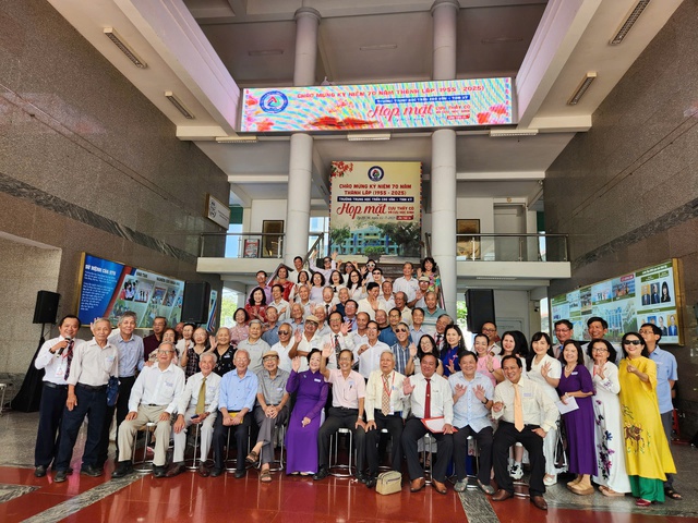 Chiếc phù hiệu đặc biệt trên áo những cụ ông cụ bà 90 tuổi - Ảnh 6.