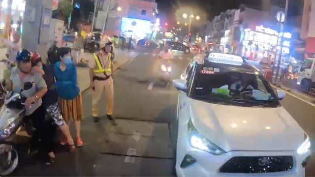 CSGT TP.HCM đón taxi, mở đường đưa người đi cấp cứu: Người dân phản ứng bất ngờ - Ảnh 1.