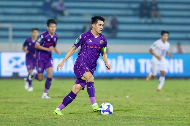 Nguyễn Tiến Linh là chủ nhân danh hiệu Quả bóng vàng Việt Nam 2024. ẢNH: CLB NAM ĐỊNH Nguyễn Tiến Linh là chủ nhân danh hiệu Quả bóng vàng Việt Nam 2024. ẢNH: CLB NAM ĐỊNH