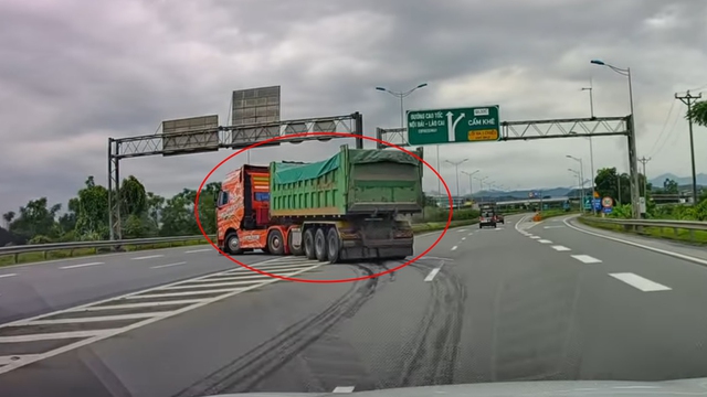 Kinh ho&agrave;ng xe container quay đầu &lsquo;như tự s&aacute;t&rsquo; ngay tr&ecirc;n cao tốc  - Ảnh 1.