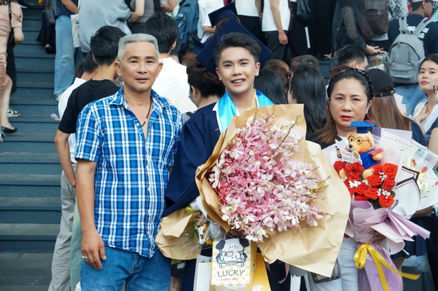 Chàng trai xúc động vì lần đầu có ảnh chụp cùng ba mẹ trong lễ tốt nghiệp - Ảnh 1.