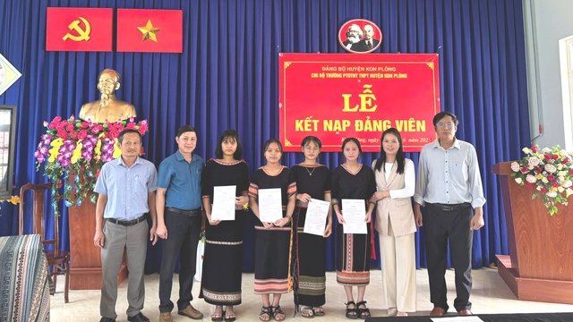 Những cô gái của rẫy nương và giấc mơ trở thành cô giáo Những cô gái của rẫy nương và giấc mơ trở thành cô giáo