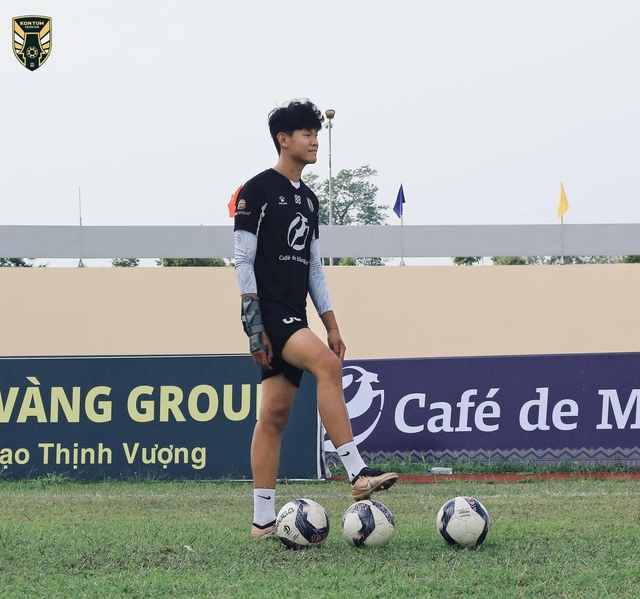 Thủ môn cao gần 2 m của lò HAGL khoác áo Ninh Bình: 'Ngọc thô' chờ được giũa- Ảnh 2. Thủ môn cao gần 2 m của lò HAGL khoác áo Ninh Bình: 'Ngọc thô' chờ được giũa- Ảnh 2.