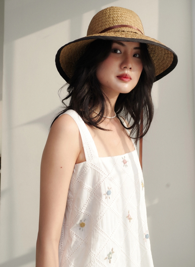 'Bóng nắng giao mùa', trang phục dạo chơi cùng ánh sáng tự do- Ảnh 1.