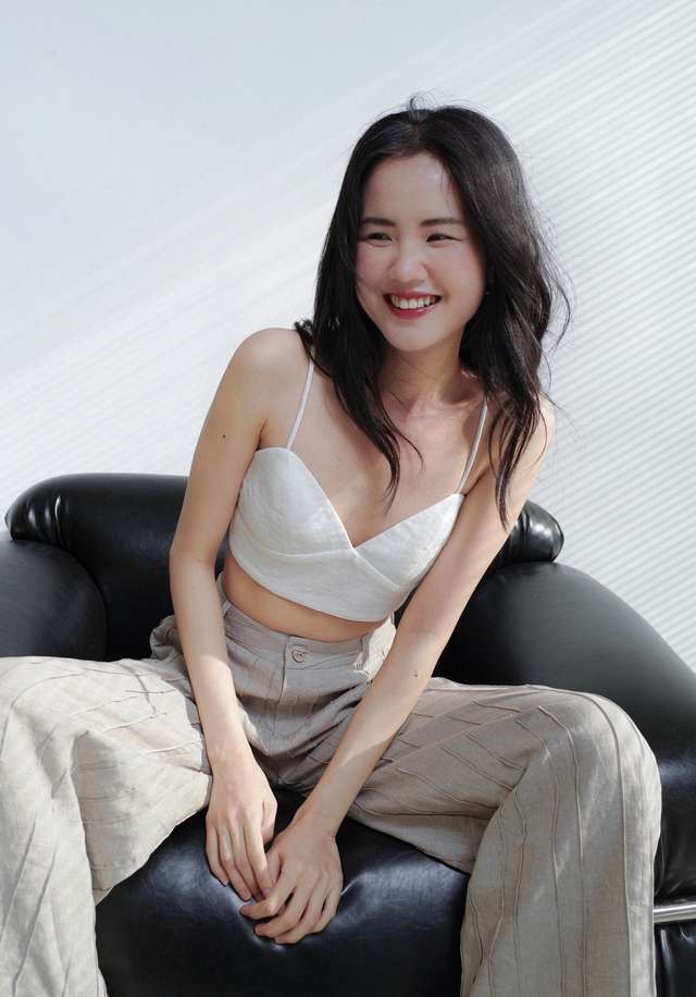 'Bóng nắng giao mùa', trang phục dạo chơi cùng ánh sáng tự do- Ảnh 3.