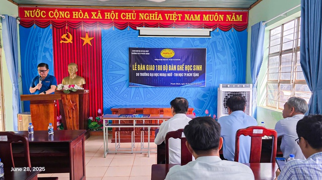 HUFLIT tiếp thêm động lực đến trường cho học sinh vùng sâu- Ảnh 2. HUFLIT tiếp thêm động lực đến trường cho học sinh vùng sâu- Ảnh 2.