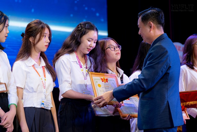 HUFLIT tiếp thêm động lực đến trường cho học sinh vùng sâu- Ảnh 4. HUFLIT tiếp thêm động lực đến trường cho học sinh vùng sâu- Ảnh 4.
