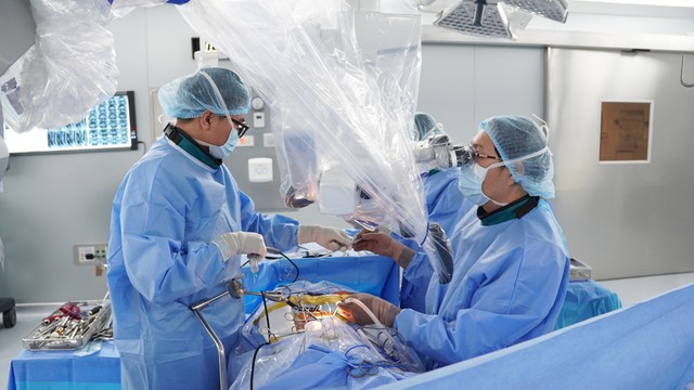 Phục hồi ngoạn mục sau đa thương tổn cột sống nhờ phương pháp xâm lấn tối thiểu- Ảnh 3. Phục hồi ngoạn mục sau đa thương tổn cột sống nhờ phương pháp xâm lấn tối thiểu- Ảnh 3.