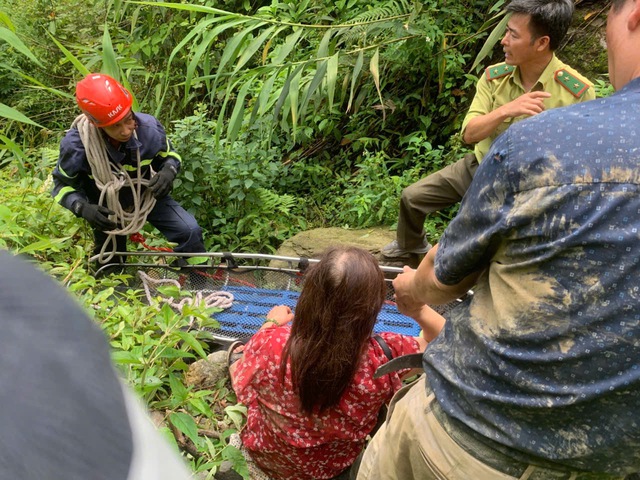 Cứu 2 du khách rơi xuống vực ở Vườn quốc gia Ba Vì Cứu 2 du khách rơi xuống vực ở Vườn quốc gia Ba Vì