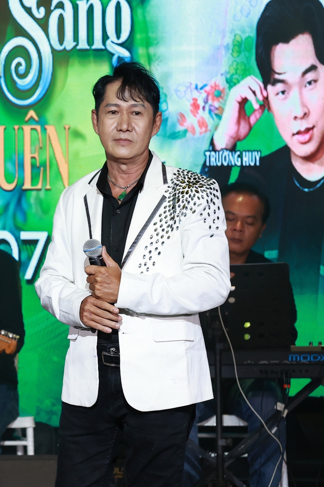 Giọng ca ‘Mưa bụi’ từng kiếm 2 cây vàng mỗi đêm: Tôi buồn cho số phận của mình Giọng ca ‘Mưa bụi’ từng kiếm 2 cây vàng mỗi đêm: Tôi buồn cho số phận của mình
