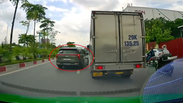 Ô tô con lạng lách, chèn đường xe tải trên phố như ‘phim hành động’ Ô tô con lạng lách, chèn đường xe tải trên phố như ‘phim hành động’