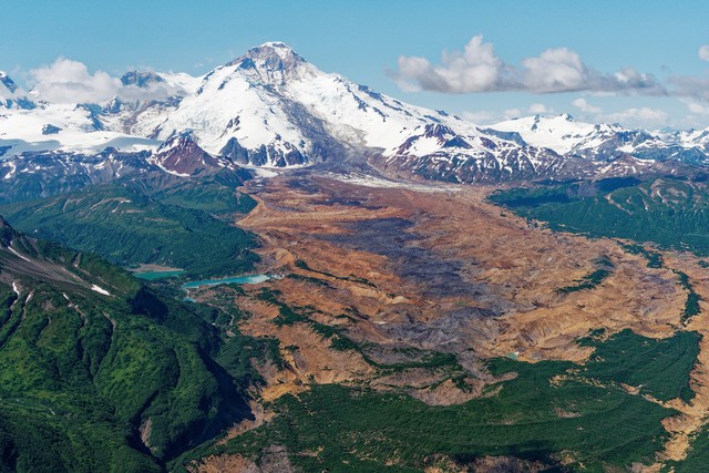 Núi lửa Alaska 'cựa mình' sau hơn 100 năm ngủ yên- Ảnh 2. Núi lửa Alaska 'cựa mình' sau hơn 100 năm ngủ yên- Ảnh 2.