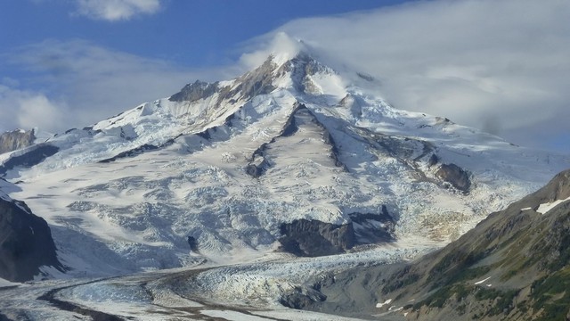 Núi lửa Alaska 'cựa mình' sau hơn 100 năm ngủ yên- Ảnh 1. Núi lửa Alaska 'cựa mình' sau hơn 100 năm ngủ yên- Ảnh 1.