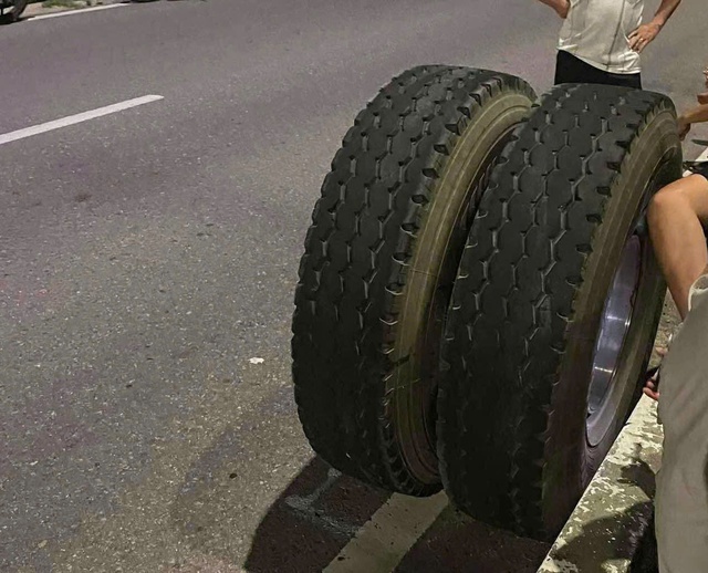 Đang đi bộ bất ngờ bánh xe đầu kéo lăn trúng, khiến người đàn ông tử vong - Ảnh 2.