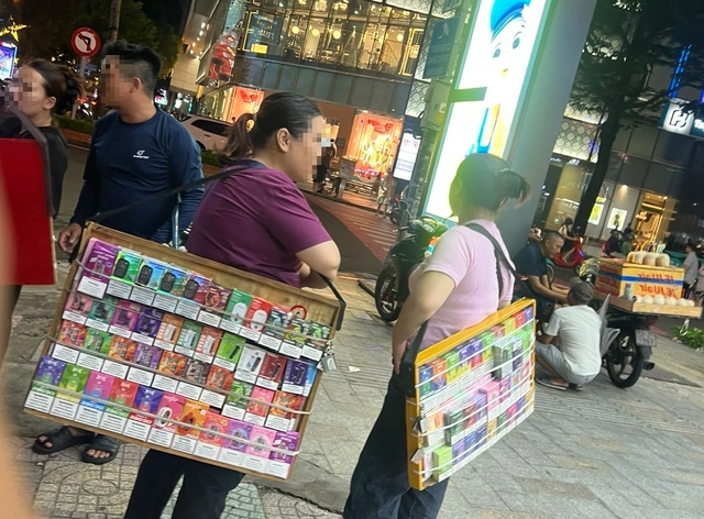 Thâm nhập ổ bán chất gây nghiện: 'Quầy' thuốc lá điện tử di động - Ảnh 1.